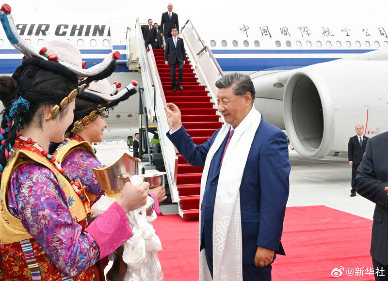 习近平率中央代表团抵达拉萨出席西藏自治区成立60周年庆祝活动